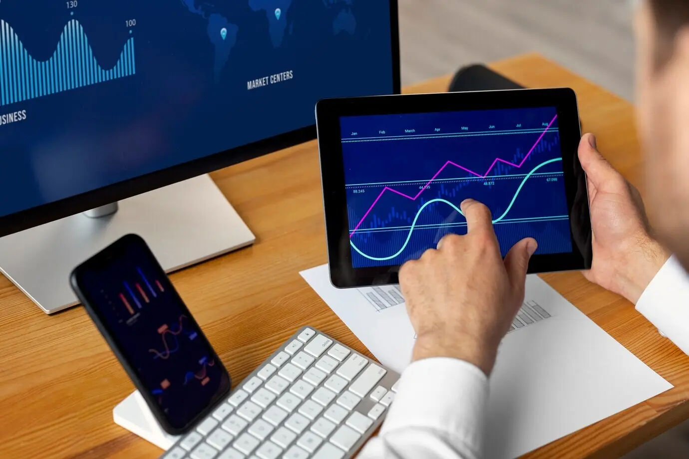 Человек рассматривает финансовые графики.