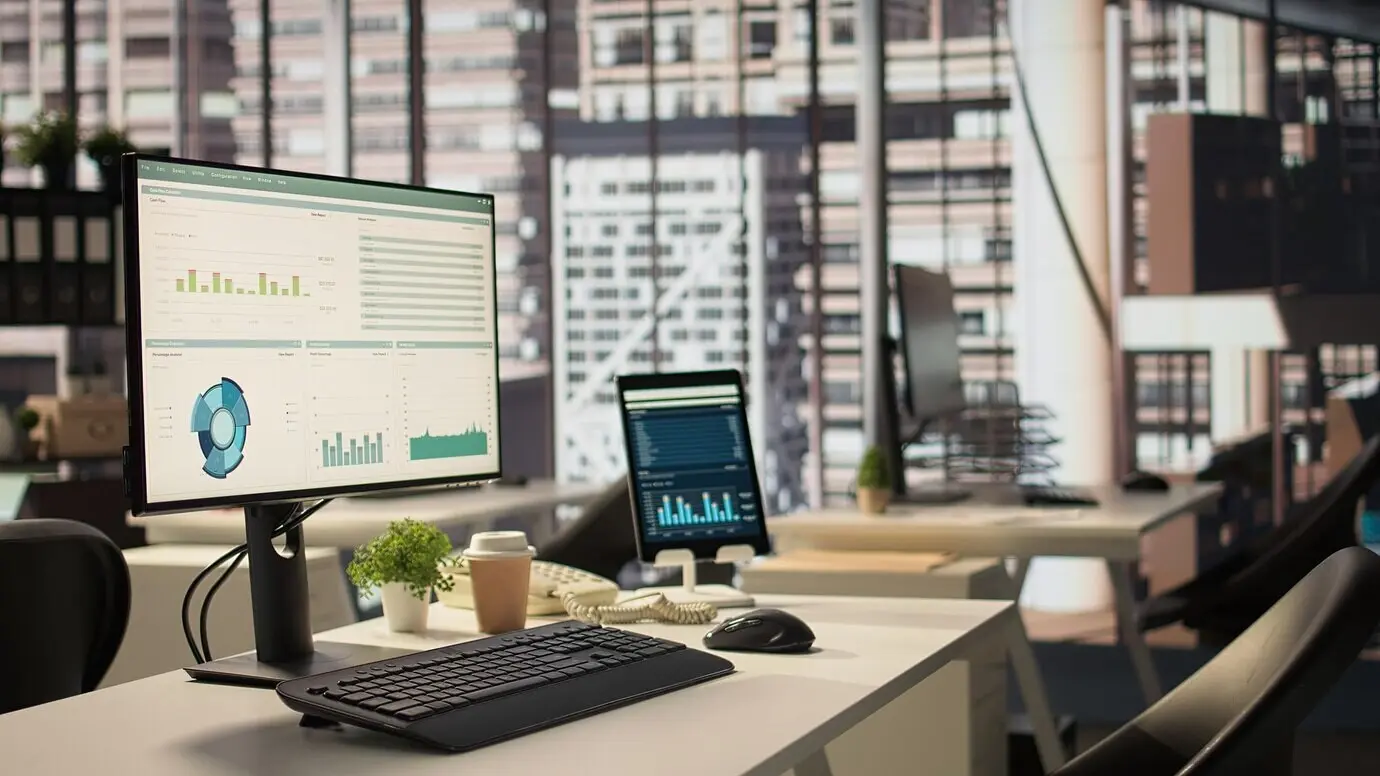 Современная рабочая среда: пустой офис в контексте бизнеса и корпоративной культуры.