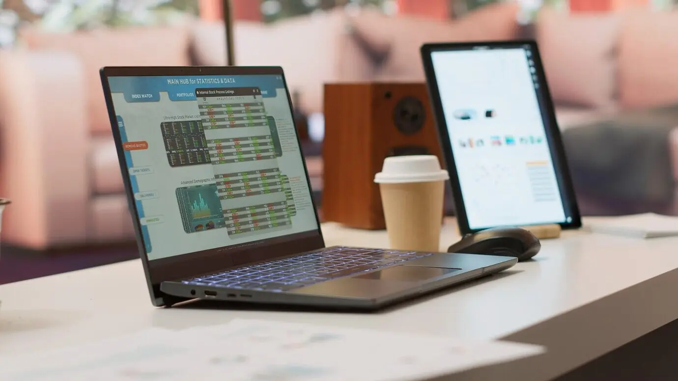 Пустой домашний офис предпринимателя с персональным компьютером.